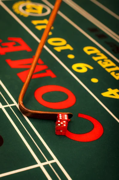Casino dealer duwen een paar dobbelstenen op een craps tafel — Stockfoto