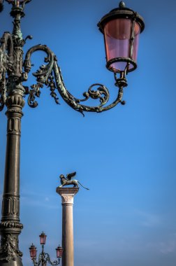 Ön planda bir elektrik direği ile Saint Mark'ın aslan