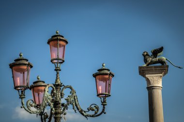 Sokak lâmbası direği Venedik'te Saint Mark'ın aslan içinde belgili tanımlık geçmiş