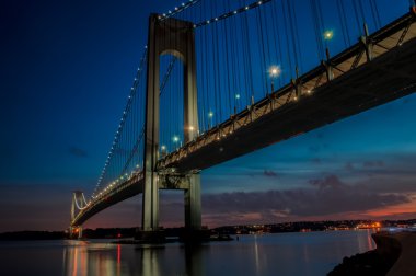 Brooklyn 'i Staten Island' a bağlayan köprü Verrazano Köprüsü, alacakaranlıkta görüldü.