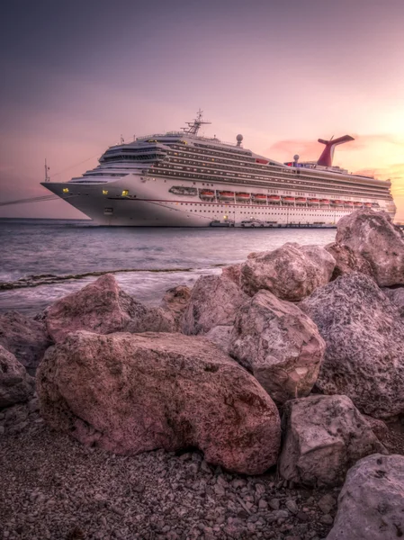 Cruise ship is docked in port at sunset — Stock Photo, Image
