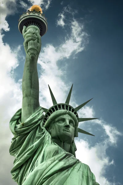 Statua della Libertà in una giornata nuvolosa — Foto Stock