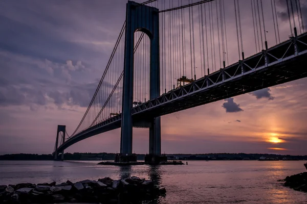 Bron som förbinder Brooklyn med Staten Island som heter Verrazano bron sedd i skymningen — Stockfoto