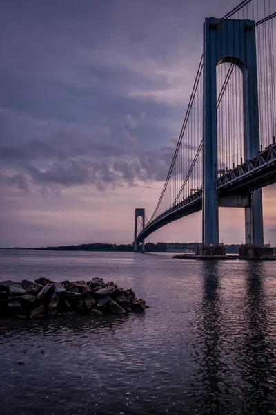 A híd, ami összeköti Brooklynt Staten Islanddel, Verrazano híd, alkonyatkor látható. — Stock Fotó