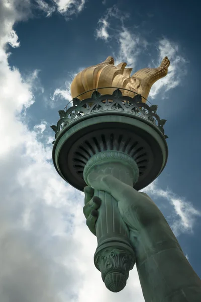 A tocha da Estátua da Liberdade em um dia nublado — Fotografia de Stock