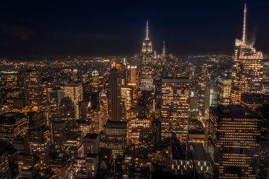 Bir yüksek yerden görülen gece aşağı Manhattan