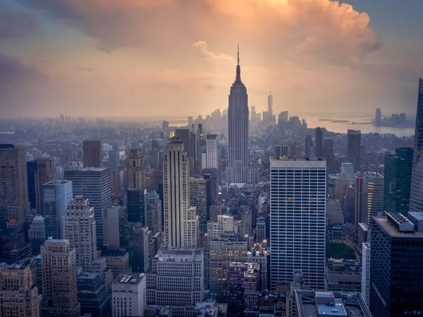 Нижний Манхэттен в сумерках видно с высоты — стоковое фото