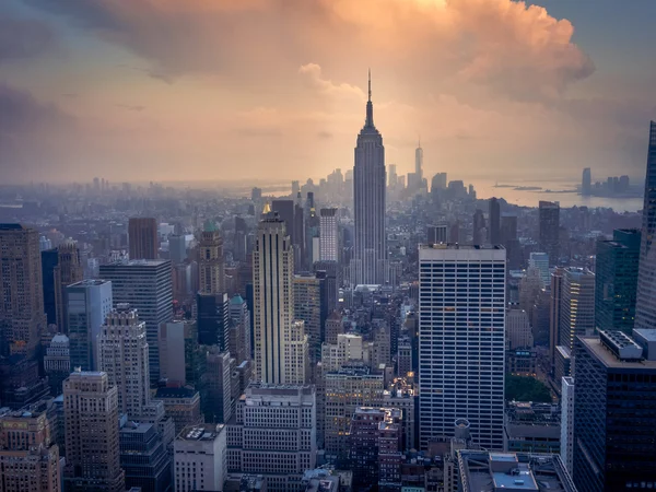 Unterer Manhattan in der Dämmerung von einem hohen Ort aus gesehen — Stockfoto