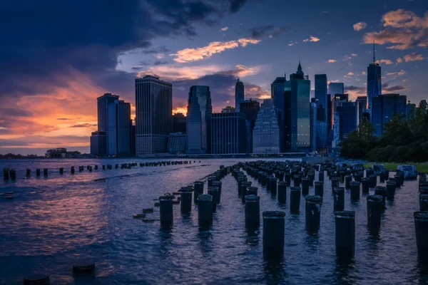 New York Skyline von brooklyn aus über den East River mit einigen hölzernen Pylonen — Stockfoto