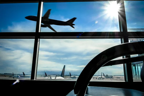 Privind la un avion care decolează din interiorul unui salon din aeroport — Fotografie, imagine de stoc
