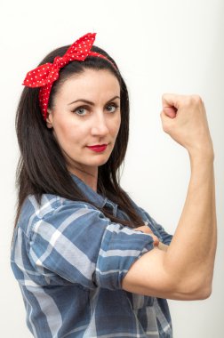 Kadın flanel gömlek ve kırmızı saç yay