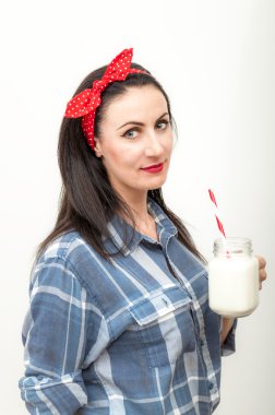 Kadın flanel gömlek ve kırmızı saç yay