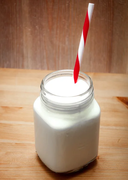 Молочный коктейль в стеклянной банке — стоковое фото