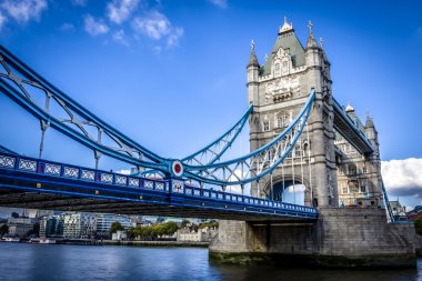 Thames Nehri'ne yakın Milano kule kule köprü üstünden geçiyor