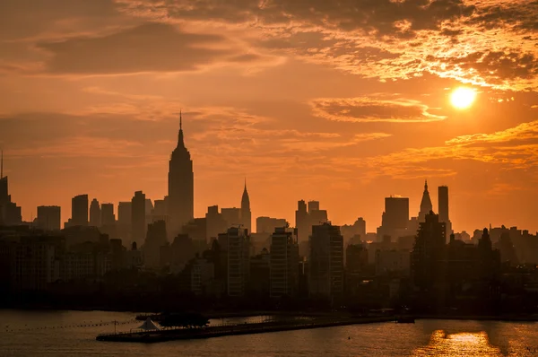 Skyline van New york bij zonsondergang — Stockfoto