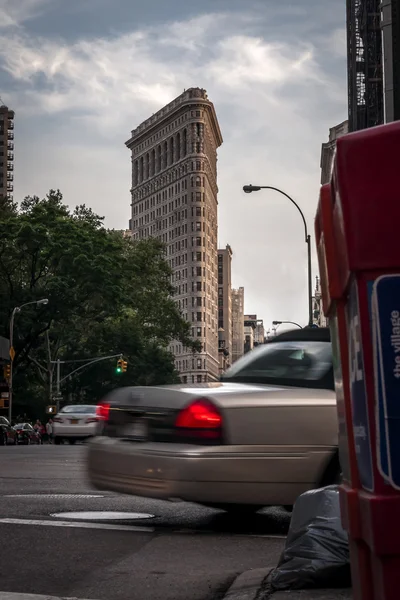 New York street under dagen med en taxi som takin en högersväng — Stockfoto