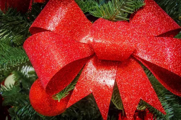 Rode glittery boog in een kerstboom — Stockfoto