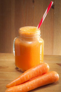 Taze sıkılmış meyve ve sebze suyu