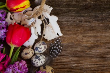 bahar çiçekleri ile Paskalya yumurtaları