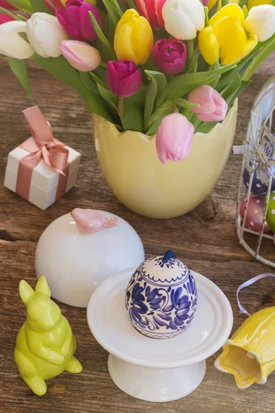 Flores de primavera con huevo de Pascua —  Fotos de Stock
