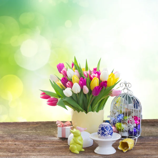 Frühlingsblumen mit Osterei — Stockfoto