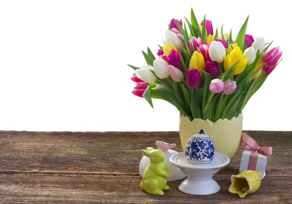 Frühlingsblumen mit Osterei — Stockfoto