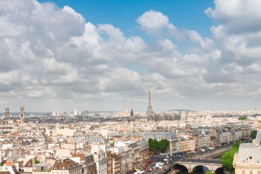 Eyfel Kulesi ile Paris 'in ufuk çizgisi