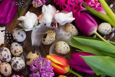 bahar çiçekleri ile Paskalya yumurtaları