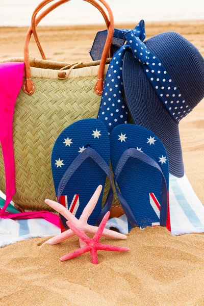 Accessori per prendere il sole sulla spiaggia di sabbia — Foto Stock