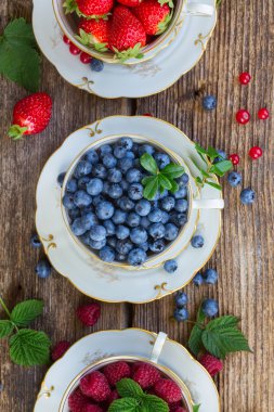 taze ahududu, çilek ve yaban mersini
