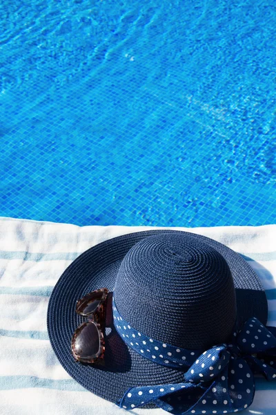 Toallas y accesorios de baño cerca de la piscina — Foto de Stock