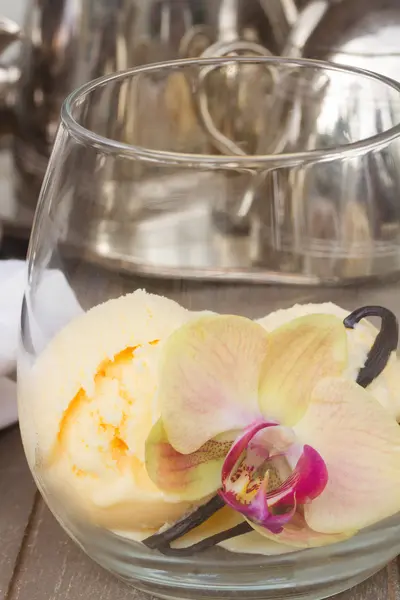 Склянка з ванільним морозивом — стокове фото