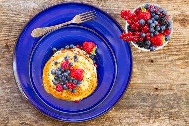 Taze böğürtlenli krep ve bal