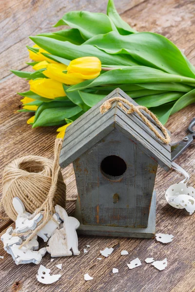 Velikonoční dekorace s žluté tulipány — Stock fotografie