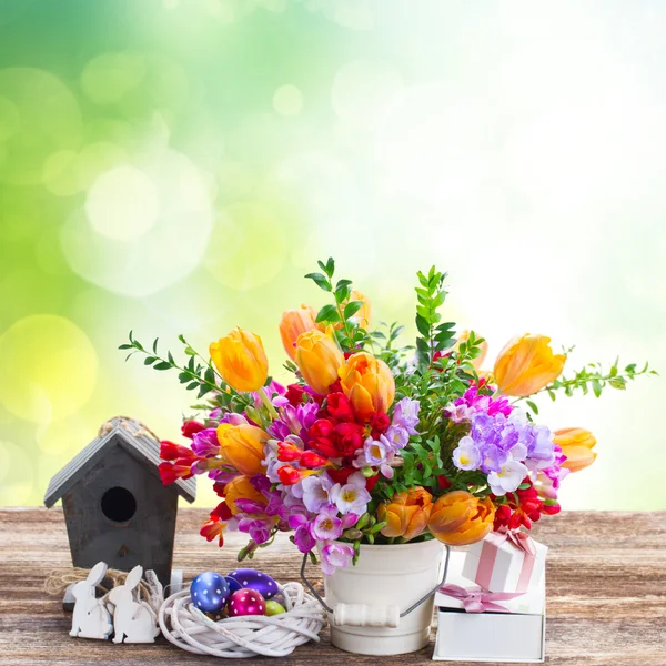 Spring flowers with easter eggs — Stock Photo, Image