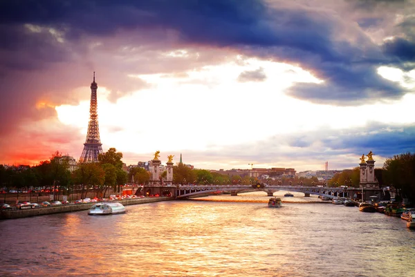 Ponte de Alexandre III e Torre Eiffel, Paris , — Fotografia de Stock