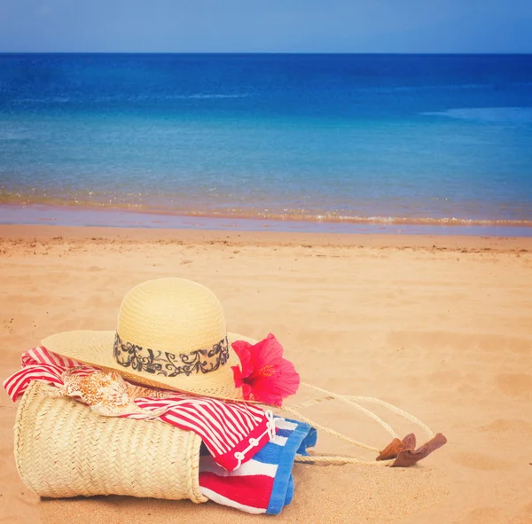 Accesorios para tomar el sol en la playa — Foto de Stock