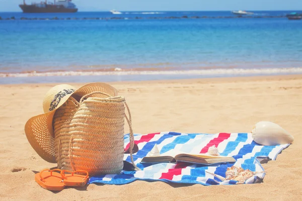 Handdoek en zonnebaden accessoires — Stockfoto