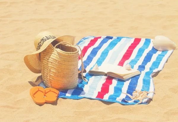 タオル、日光浴用の付属品および本 — ストック写真