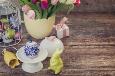 Bahar çiçekleri ile Paskalya yortusu yumurta