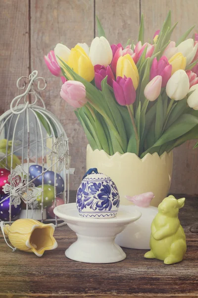Bahar çiçekleri ile Paskalya yortusu yumurta — Stok fotoğraf