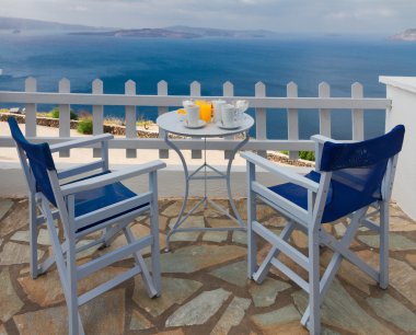 Deniz kenarında taze kahvaltı.