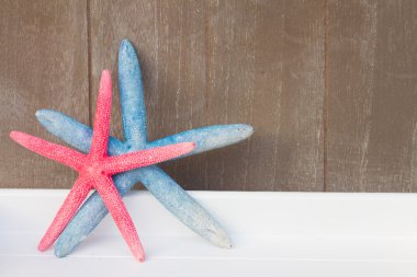 ahşap tahta üzerinde kırmızı ve mavi deniz yıldızı