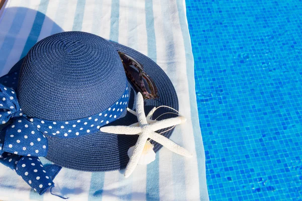 Toallas y accesorios de baño cerca de la piscina — Foto de Stock