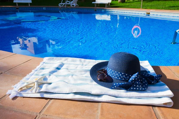 Toallas y accesorios de baño cerca de la piscina — Foto de Stock