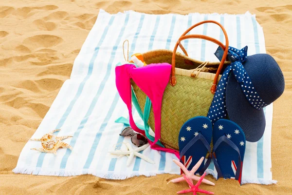 Accesorios para tomar el sol en la playa de arena —  Fotos de Stock