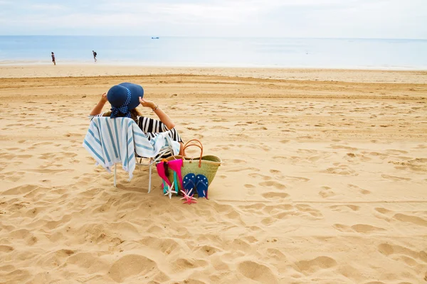 Kobieta w plażowym krześle — Zdjęcie stockowe