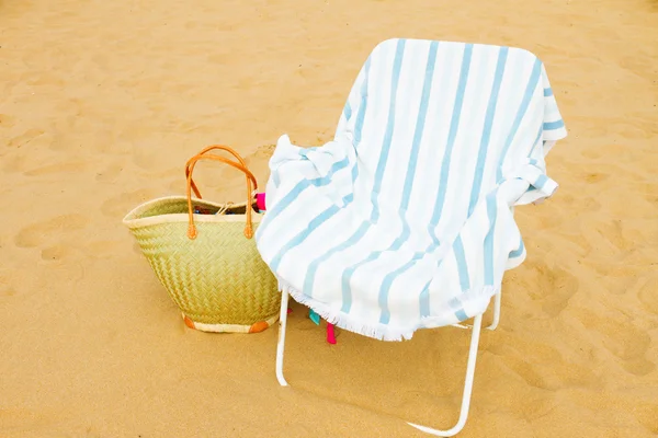 Chaise de plage avec sandales — Photo