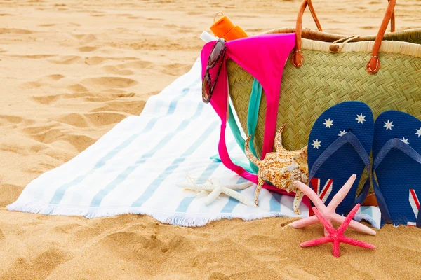 Accessori per prendere il sole sulla spiaggia di sabbia — Foto Stock