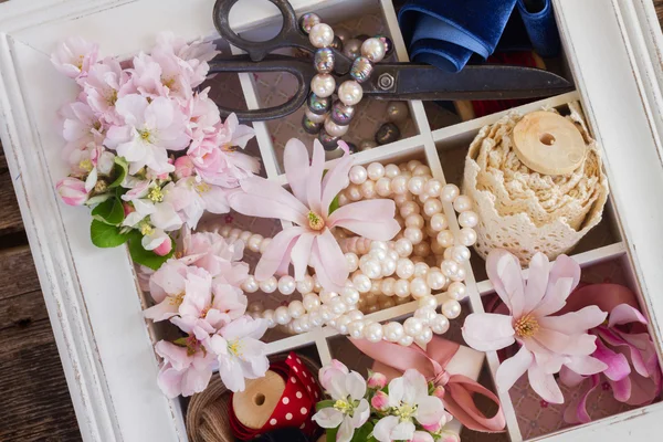 Baumblüten mit Perlen und Spitze — Stockfoto